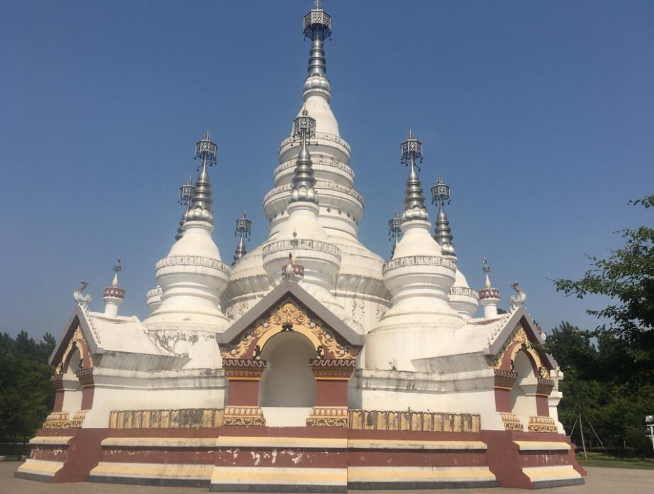 曼龙飞塔（白塔）