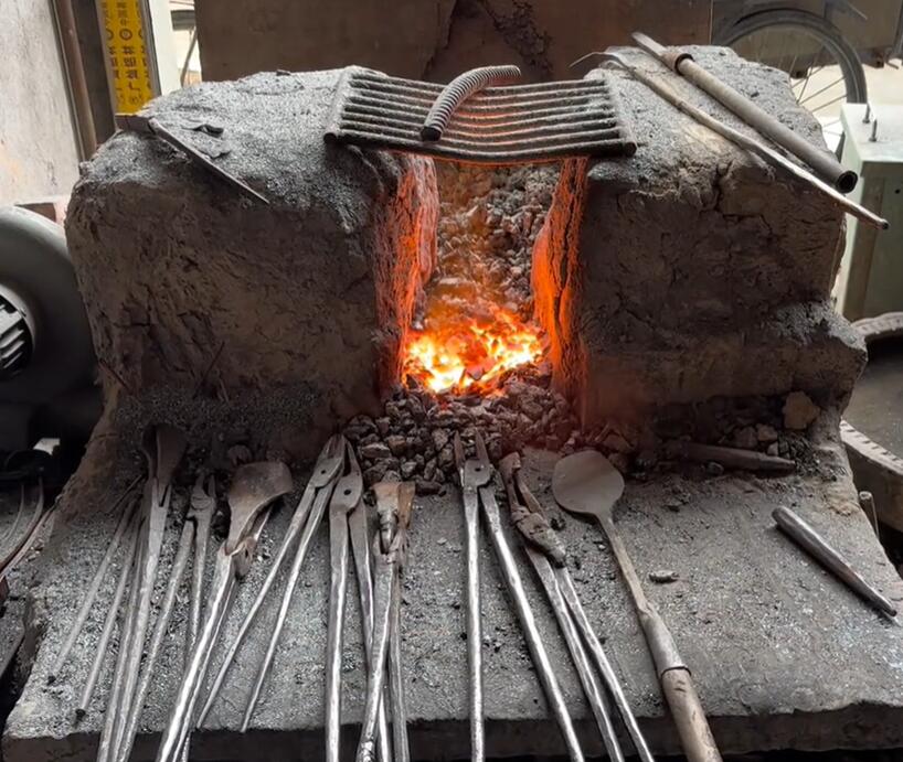 新民镇已经不多见的古老技术 铁匠打制出的工具