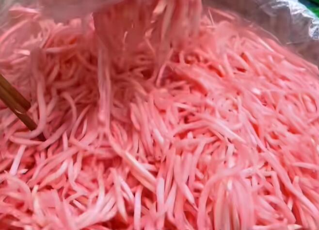 麻栗场镇手工制作的酸萝卜丝