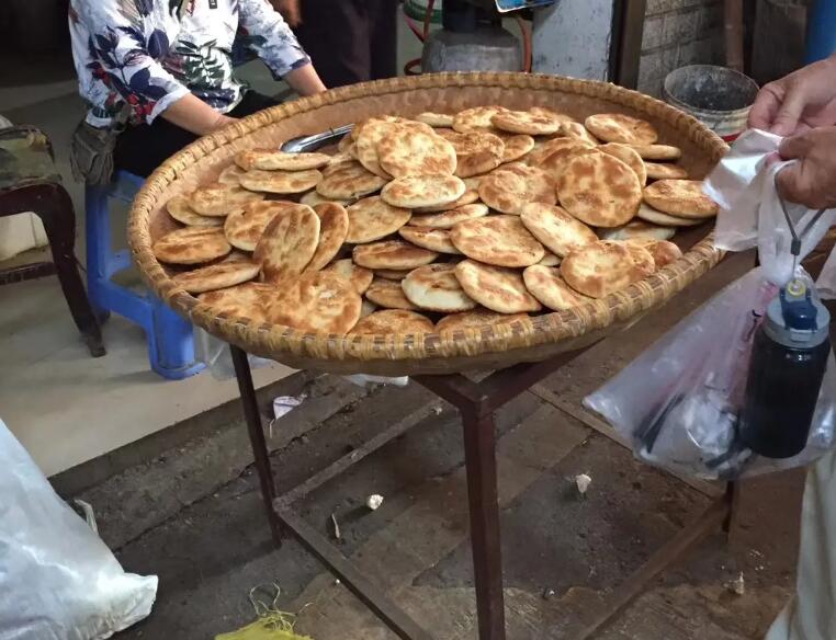 茶山坳镇集市上的饼子