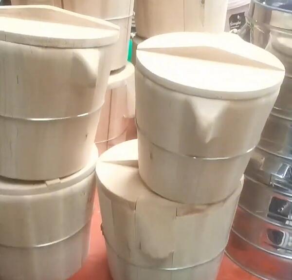 小河镇手工制作的蒸饭木桶