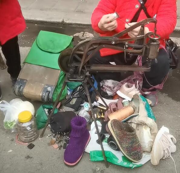小河镇修补鞋子的手艺人