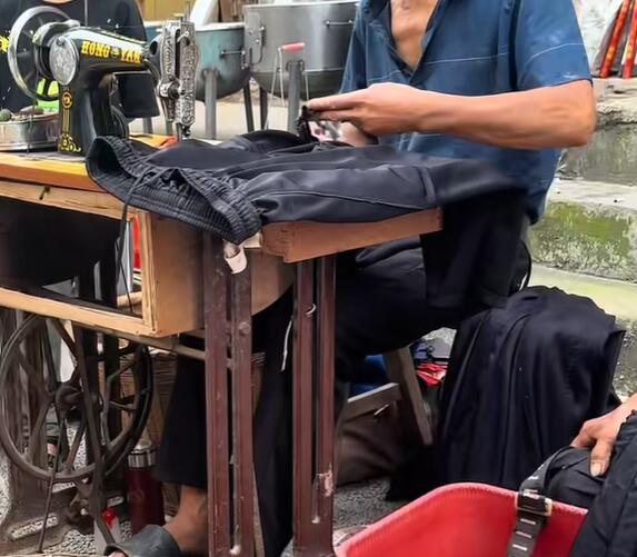 白马镇缝补衣服的传统手艺人