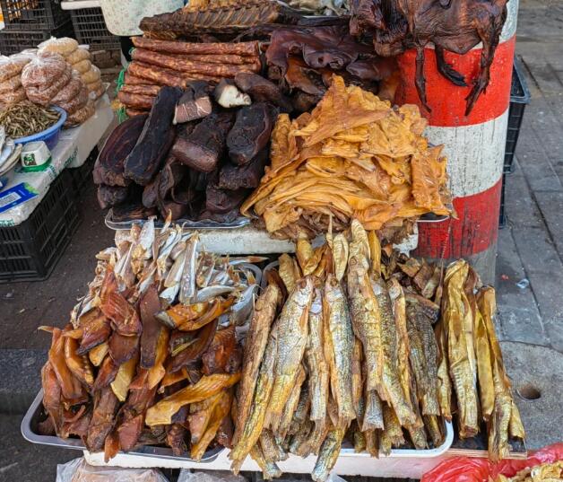 望岳街道各种各样的腊肉和咸鱼