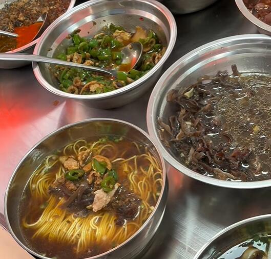 响石岭街道自助加料的米粉
